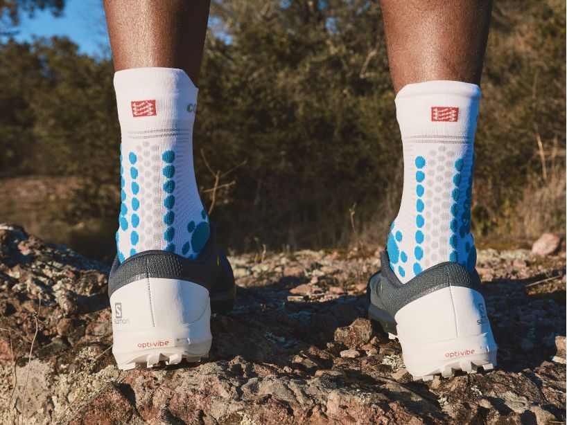 PRO RACING SOCKS V4.0 TRAIL - WHITE/FJORD BLUE